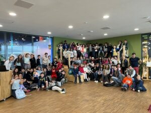 Gruppenfoto von über 100 Schüler:innen der Turmschule Leimen in der KLIMA ARENA Sinsheim