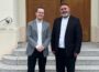 Kooperator Georg Henn und Pfarrer Aziz Can im gemeinsamen Austausch