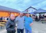 Ein OB im Angel-Shirt und gute Laune: Backfischfest trotzt dem Wetter