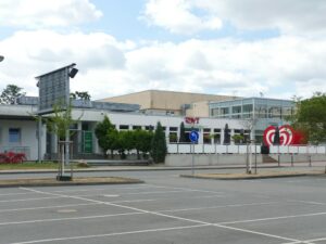 Außenansicht Park-Hotel Leimen mit Schild und Hinweis auf das neue Restaurant „Der Spanier“.