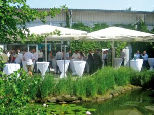 Sommerfest mit Stehtischen auf der Teichterrasse des Amici.