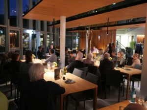 Abendliche Veranstaltung mit Gästen im Innenbereich des Amici.