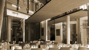Innenaufnahme des Restaurants Amici mit gedeckten Tischen und modernem Design.