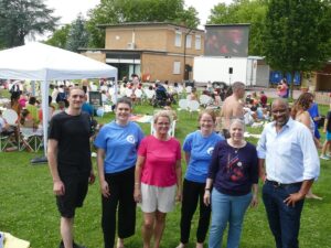 Gruppenfoto mit dem Organisationsteam und Besuchern vor dem Leinwandbereich beim Open-Air-Kino