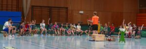 Kindergruppe im Tischtennistraining in der Kurpfalzhalle Leimen während des Ferienprogramms der Stadt.