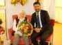 Bürgermeister Hakan Günes gratuliert Helene Wiskandt zum 109. Geburtstag