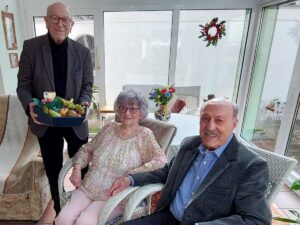 Alfred und Gerlinde Sommer feiern ihre Eiserne Hochzeit in ihrem Zuhause; Bürgermeisterstellvertreter Richard Bader überreicht ein Präsent der Stadt Leimen. 5 Headline-Vorschläge Eiserne Hochzeit in Leimen: Alfred und Gerlinde Sommer feiern 65 Ehejahre 65 Jahre gemeinsam durchs Leben: Eiserne Hochzeit im Hause Sommer Alfred und Gerlinde Sommer feiern Eiserne Hochzeit in Leimen Ein Leben zu zweit: Das Ehejubiläum von Alfred und Gerlinde Sommer Eiserne Hochzeit: Stadt Leimen gratuliert Alfred und Gerlinde Sommer 5 relevante Keywords Eiserne Hochzeit Leimen, Alfred und Gerlinde Sommer, 65 Jahre Ehe, Stadt Leimen, Ehejubiläum 3 META-Description-Vorschläge Alfred und Gerlinde Sommer aus Leimen feierten am 10. März 2026 ihre Eiserne Hochzeit und blickten dankbar auf 65 gemeinsame Jahre zurück. Eiserne Hochzeit in Leimen: Alfred und Gerlinde Sommer feiern 65 Jahre Ehe. Die Stadt Leimen gratulierte mit Urkunde und Präsent. 65 Jahre Eheglück: Alfred und Gerlinde Sommer aus Leimen feierten ihre Eiserne Hochzeit. Richard Bader überbrachte die Grüße der Stadt. Vorschlag für eine Focus-Keyphrase Eiserne Hochzeit Alfred und Gerlinde Sommer Leimen